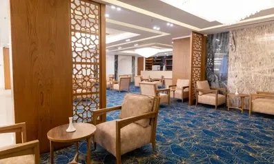 چیدمان رنگ آبی با صندلی های چوبی